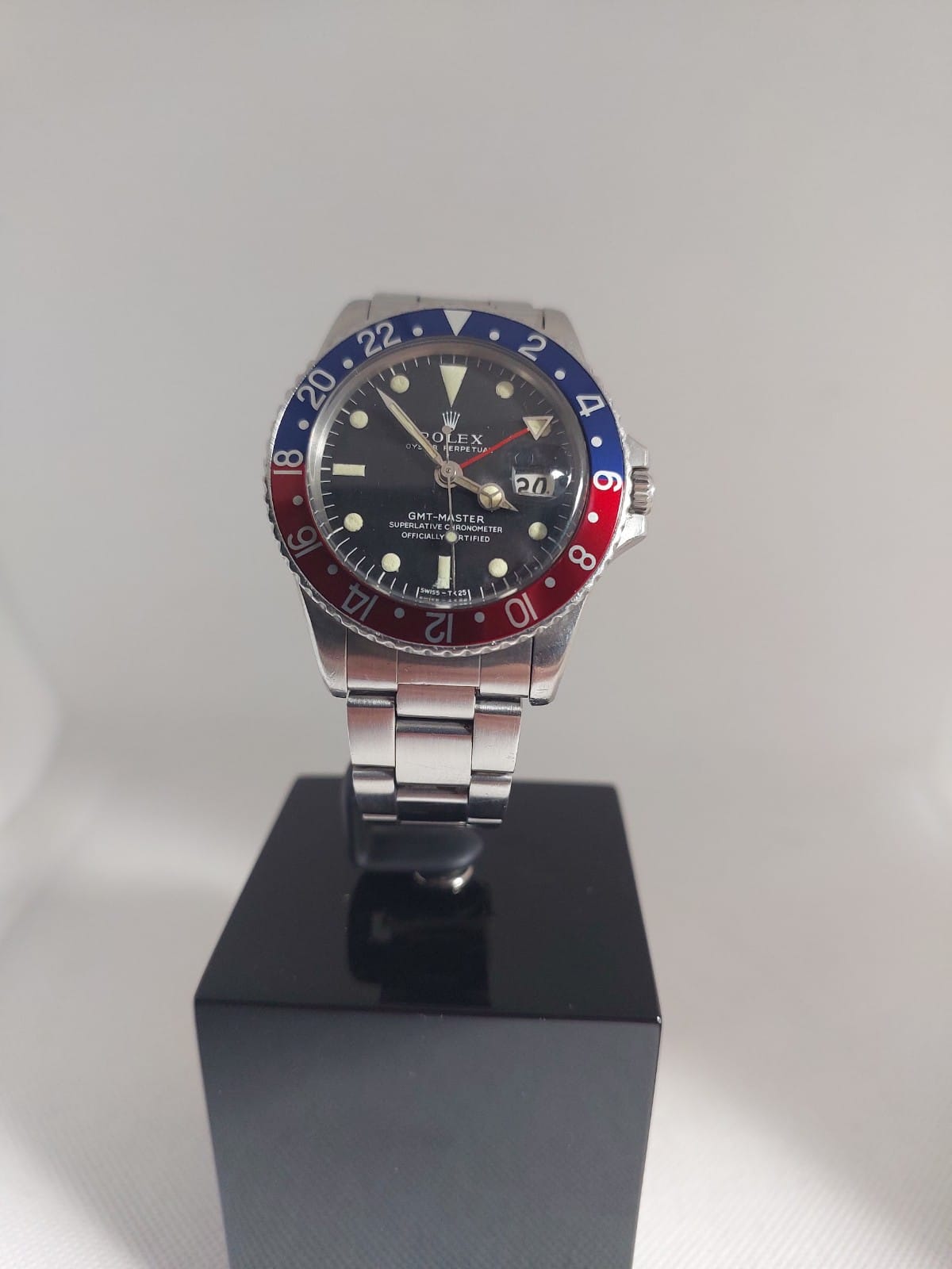 Pre-Owned Vintage Rolex Oyster Perpetual GMT Master Superlative Chronometer Model 1675 For Sale