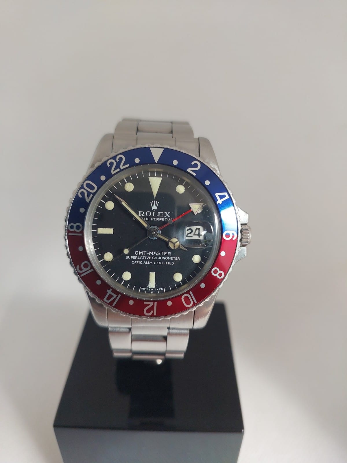 Pre-Owned Vintage Rolex Oyster Perpetual GMT Master Superlative Chronometer Model 1675 For Sale