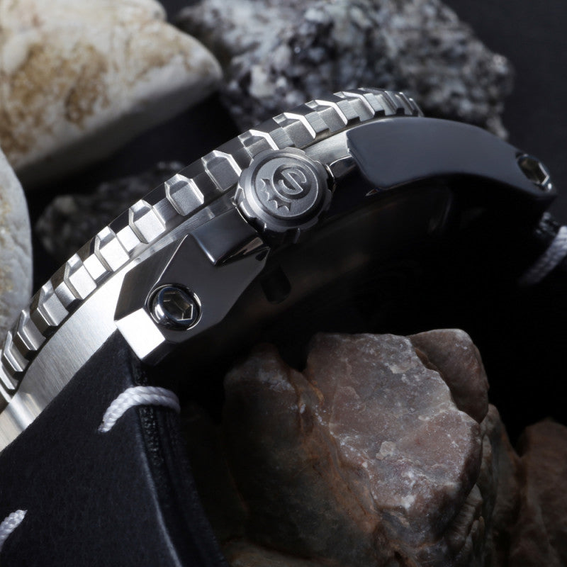 TRAVELLER GMT Black