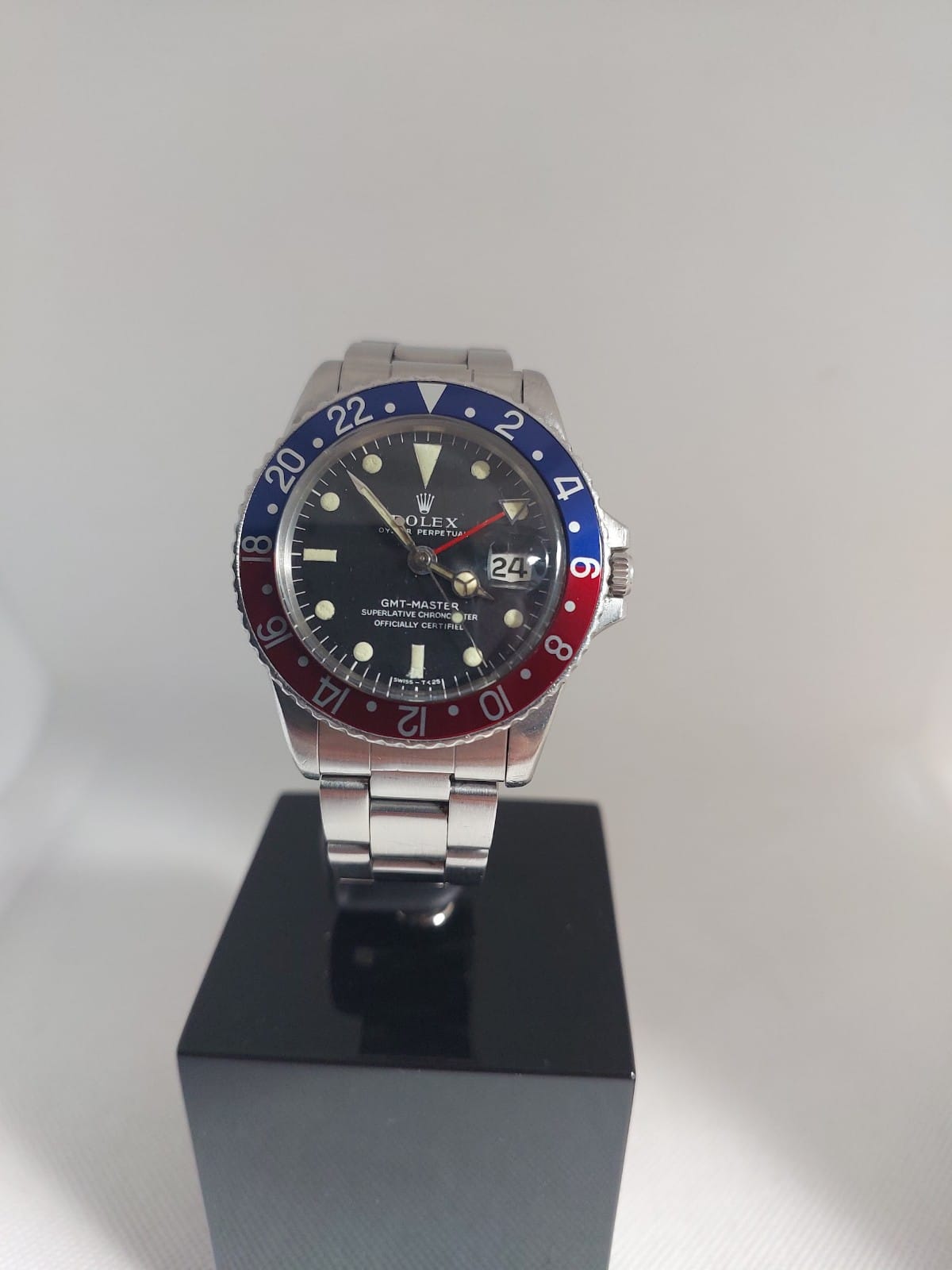 Pre-Owned Vintage Rolex Oyster Perpetual GMT Master Superlative Chronometer Model 1675 For Sale